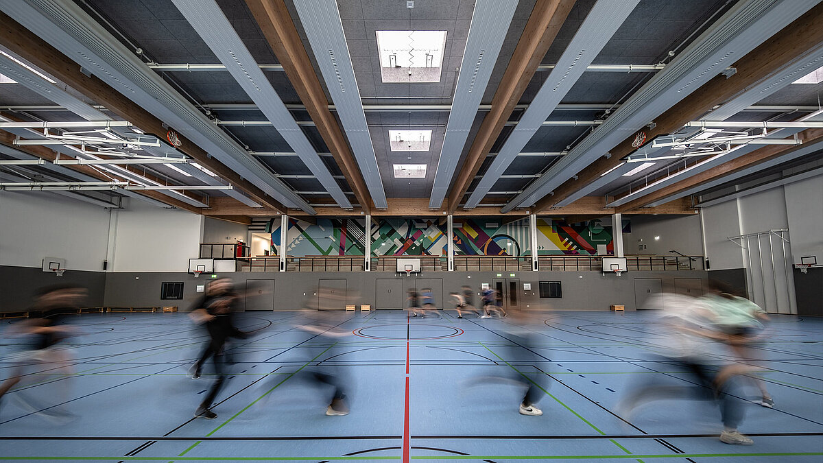 Sporthalle der Grace-Hopper-Gesamtschule mit LAMILUX Flachdach Fenstern