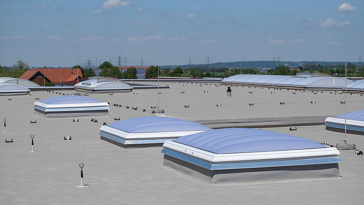 Flachdach mit Kunststoffabdichtung, Lichtkuppeln und Dachdurchführungen