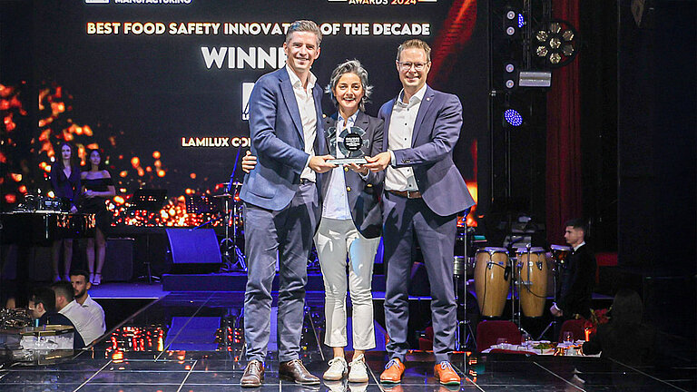 Goli Vossough, Commercial Director of the Food Cluster Exhibitions, presents the award to Dr. Alexander Strunz, Managing Director of LAMILUX (left), and Alexander Hoier, Head of Business Unit Building & Construction (right).