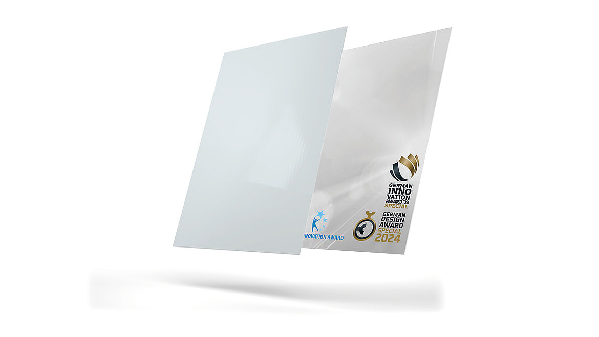 Both variants in comparison: LAMILUX High Strength X-treme Gelcoat & LAMILUX High Strength Impact SUNSATION® wo overlapping GFRP plates, one neutral and one with the logos of the German Innovation Award 2023 and the German Design Award 2024