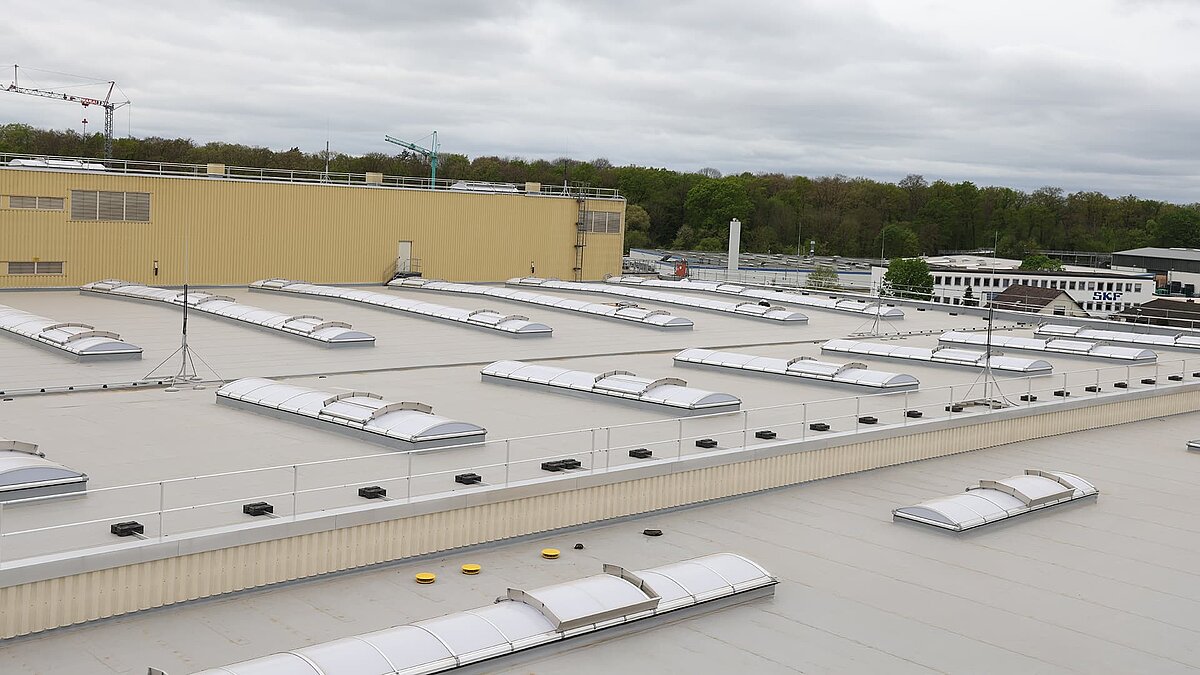 Roof of Heidelberger Druckmaschinen featuring multiple skylight strips for natural daylight illumination and ventilation.