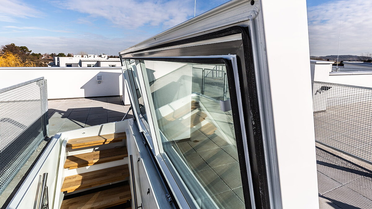Flat roof access by LAMILUX in a residential house in Korneuburg with modern design and glass cover.