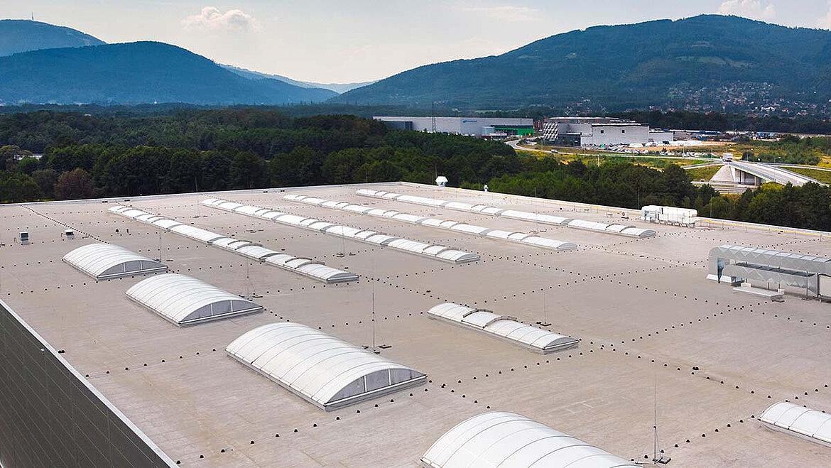 Continuous rooflights on industrial halls Continuous rooflights on industrial halls  | insights by LAMILUX