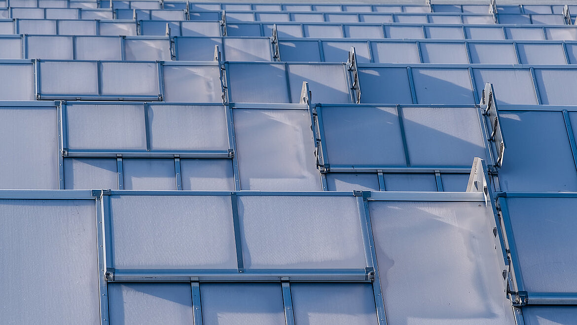Close-up view of continuous rooflights on industrial hall Close-up view of continuous rooflights on industrial hall | insights by LAMILUX