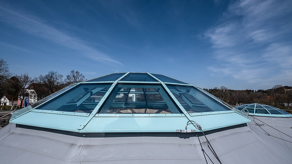 Glass domes of the LAMILUX PR60 system on the roof of the Solemar thermal spa in Bad Dürrheim under a blue sky.