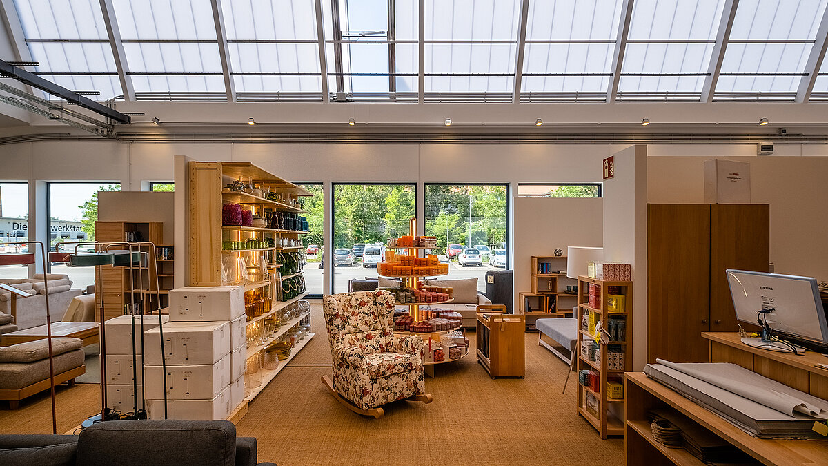  Interior view of the "alten Postbahnhofs" in Leipzig, featuring a glass roof and modern furnishings