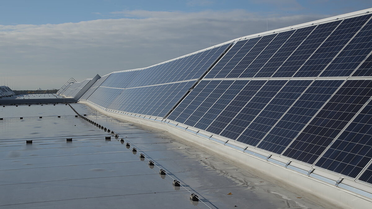 Solar panels on the roof of the Rhenus Logistics logistics center in Hoppegarten featuring LAMILUX Lichtband S.