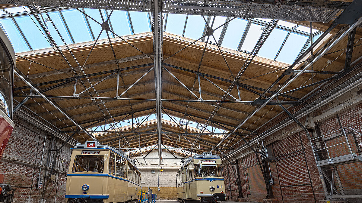 Two trams at the Chemnitz Tram Museum featuring the PR60 glass roof as a continuous shed roof