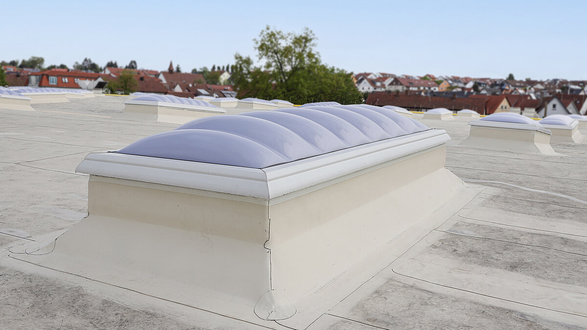 Dome-shaped skylight on the roof of the Kärcher building with innovative daylight solutions.