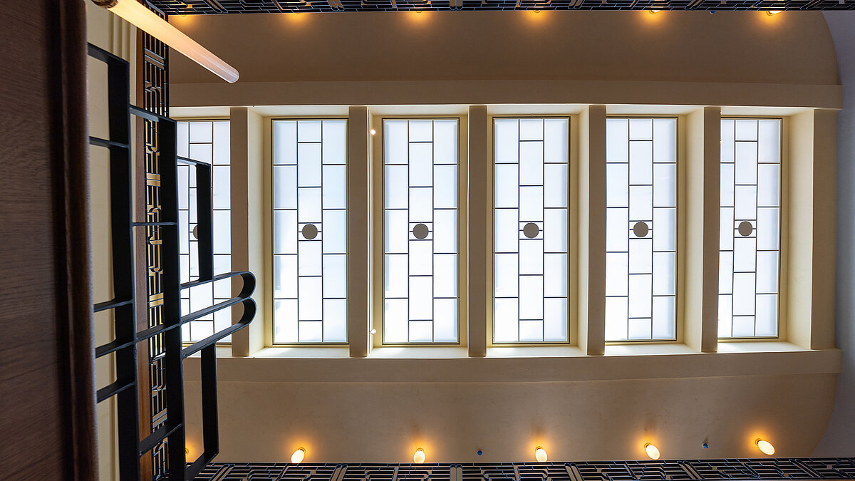 Blick nach oben auf das LAMILUX Glasdach PR60 mit mehreren Lichtfeldern in der Synagoge Reichenbachstraße