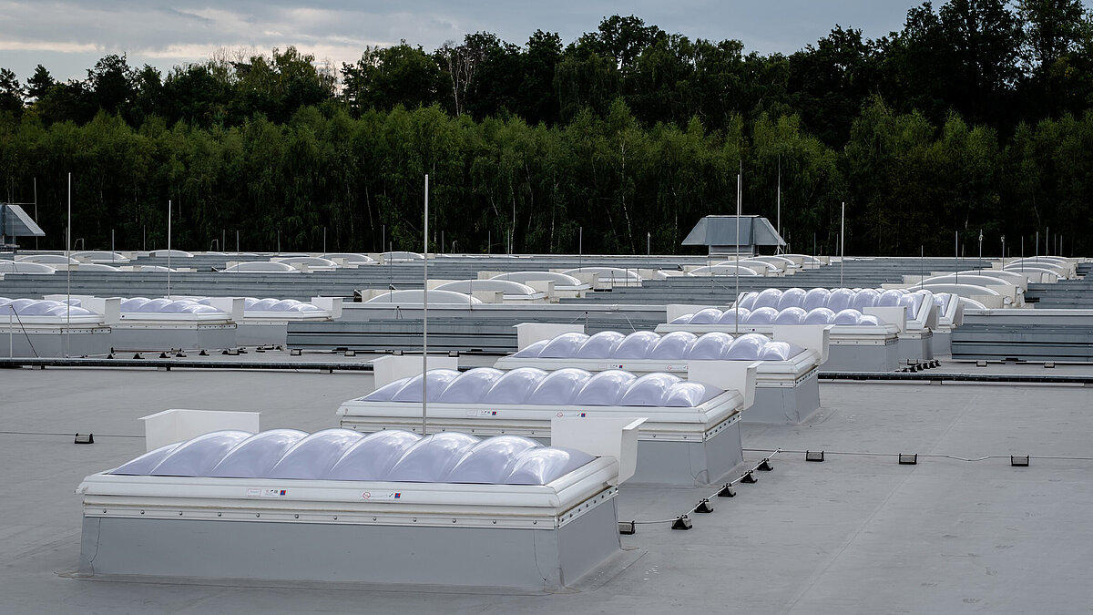 Schräger Blick auf mehrere Wellenförmige Lichtkuppeln F100W