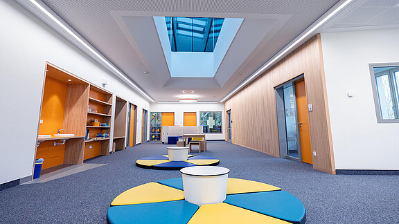 Glass roof PR60 in a modern kindergarten hallway for optimal daylight.