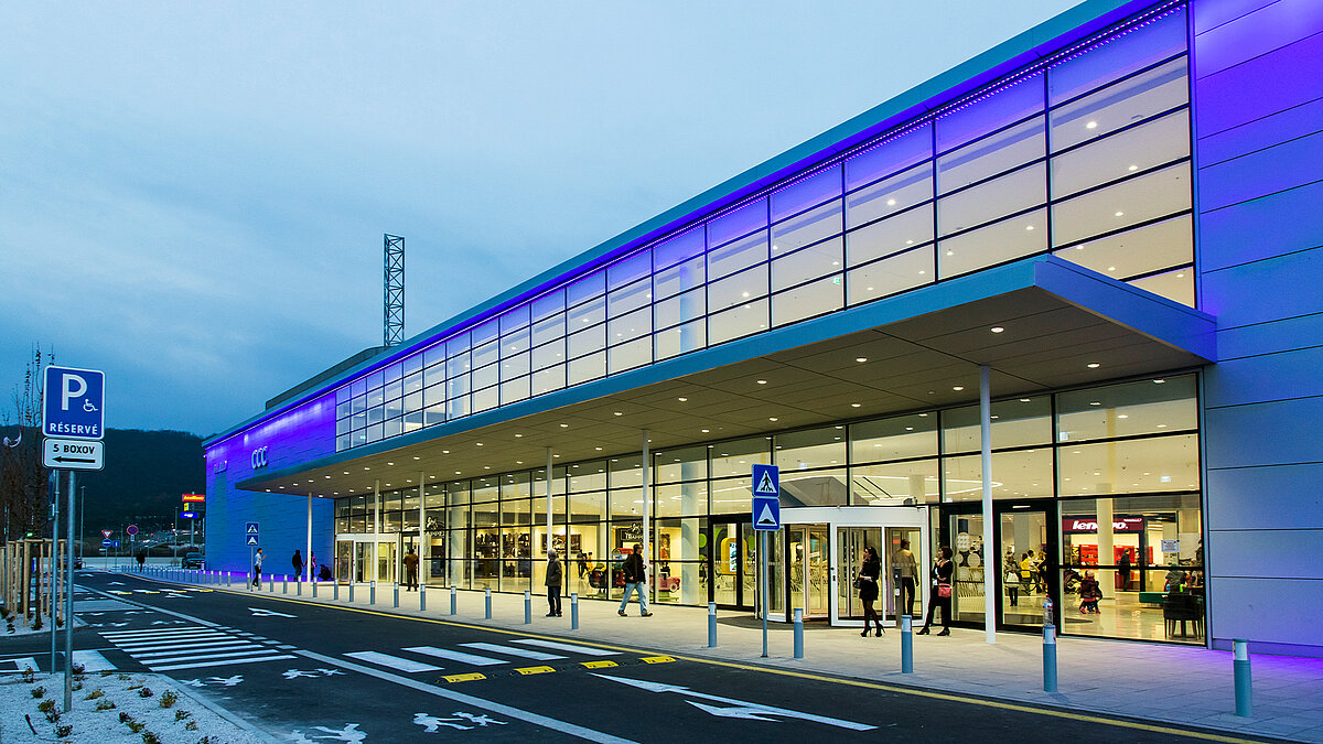 Außenansicht mit Glasversade der Bory Mall