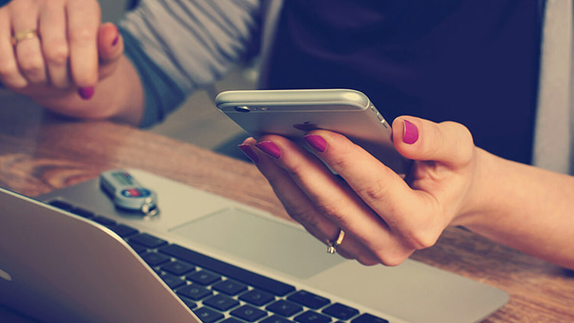 Iphone and MacBook Iphone and MacBook | insights by LAMILUX