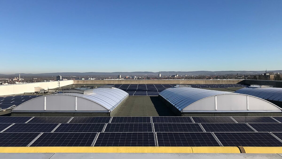 Roof of food manufacturer STUTE in Paderborn with skylights and solar panels for natural lighting and energy generation.