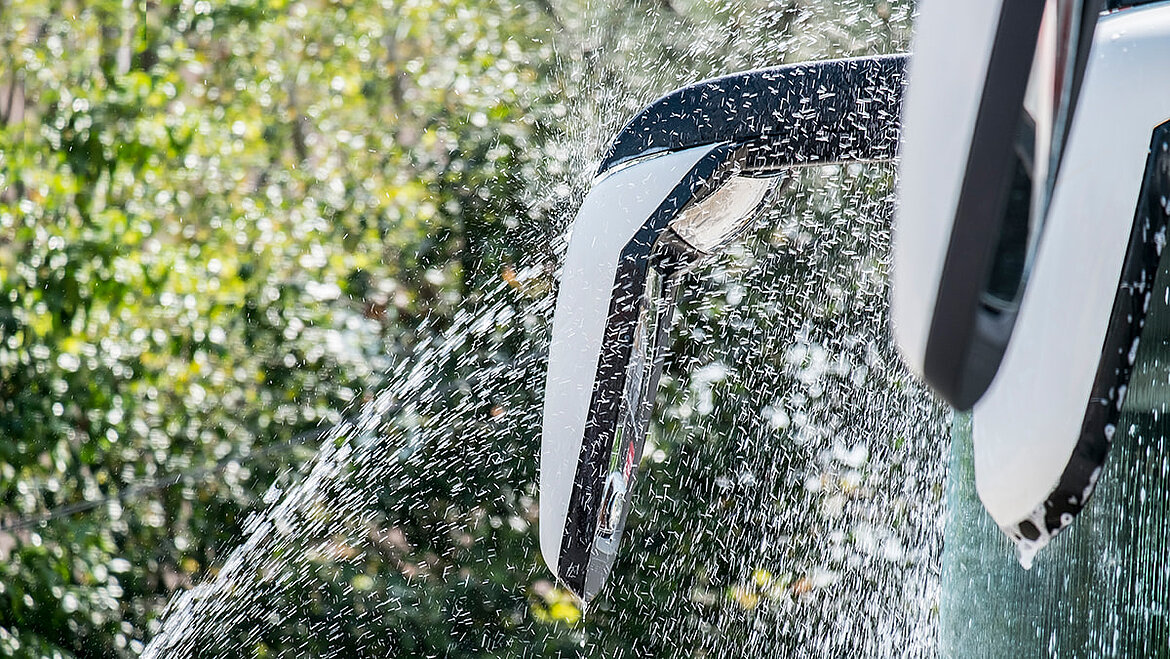 Water splashes on bus windscreen | insights by LAMILUX