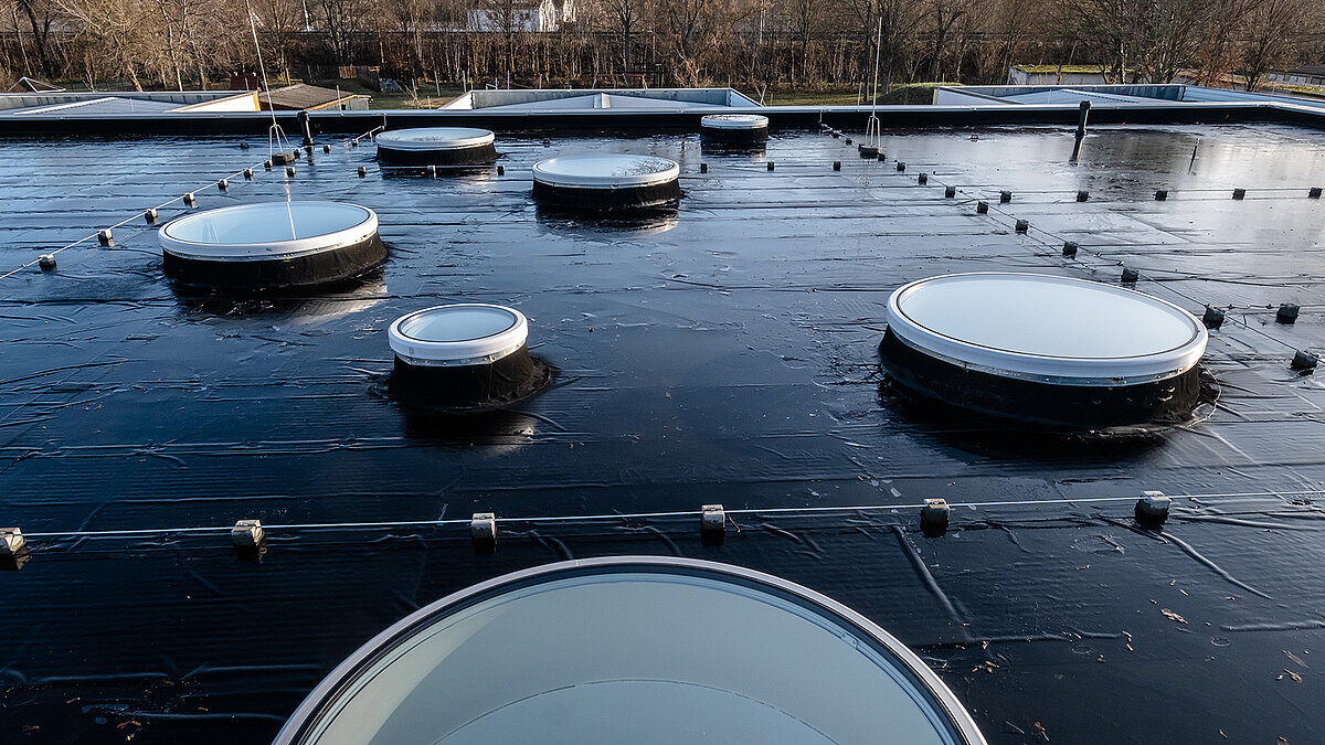 Flat roof of the "Glückliche Zukunft" daycare center in Sömmerda with multiple circular skylights.