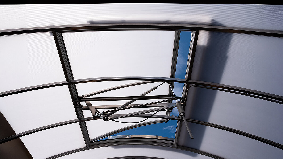 Close-up view of the LAMILUX skylight band B in the "Alte Brauerei" climbing hall in Eisenach with an open window.