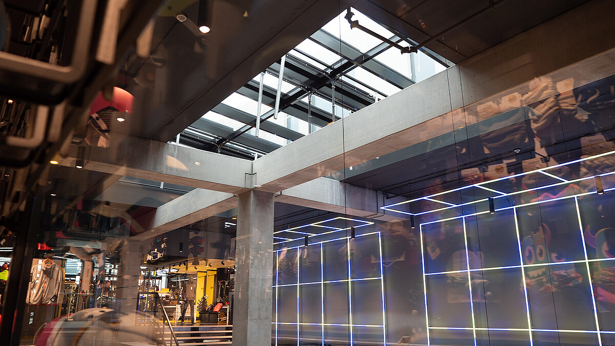 Ein Glasdach im Plaza Roselare und hintergrundbeleuchtete Glaswände