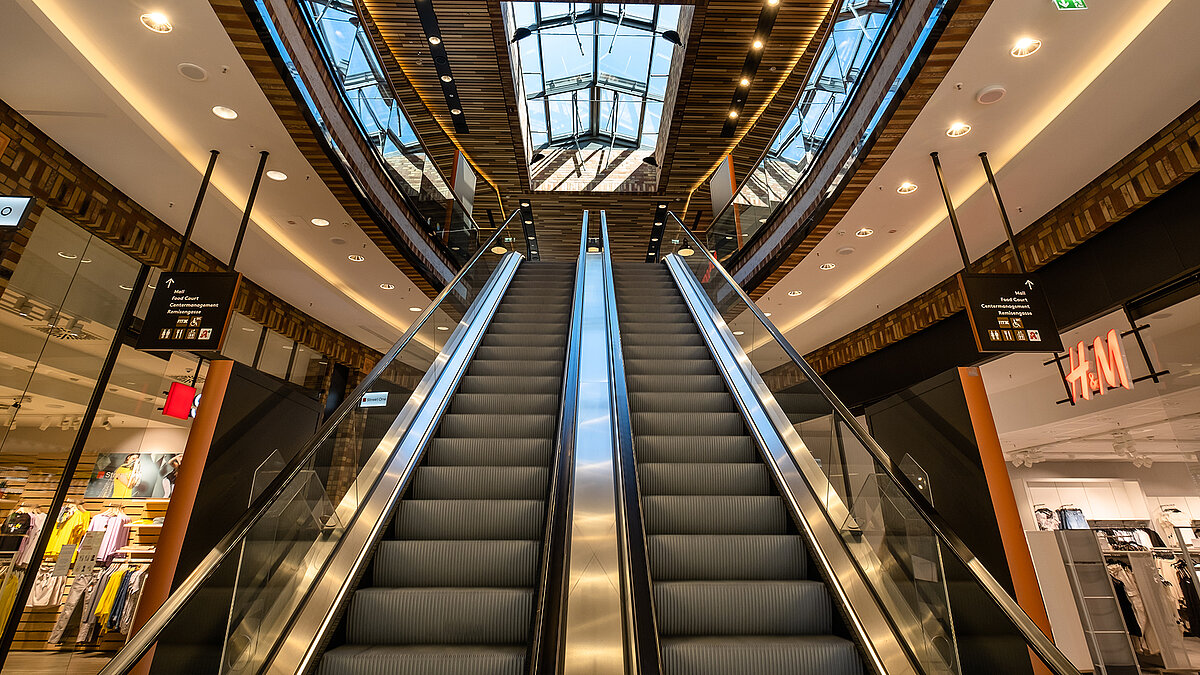 Escalators in the Schultheiss Quartier in Berlin-Moabit with a view of the LAMILUX glass roofs.