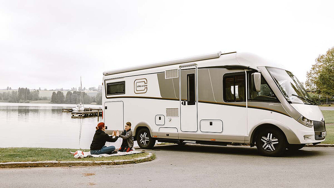 Motorhome at a Lake | insights by LAMILUX