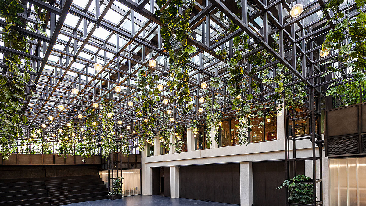 Green atrium of Kalle Halle Neukölln with LAMILUX Glass Roofs