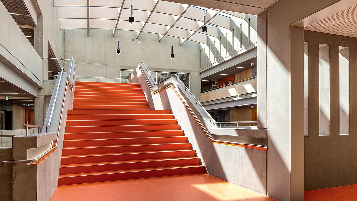 Staircase in the Willibald-Gluck-Gymnasium in Neumarkt, illuminated by LAMILUX glass roofs.