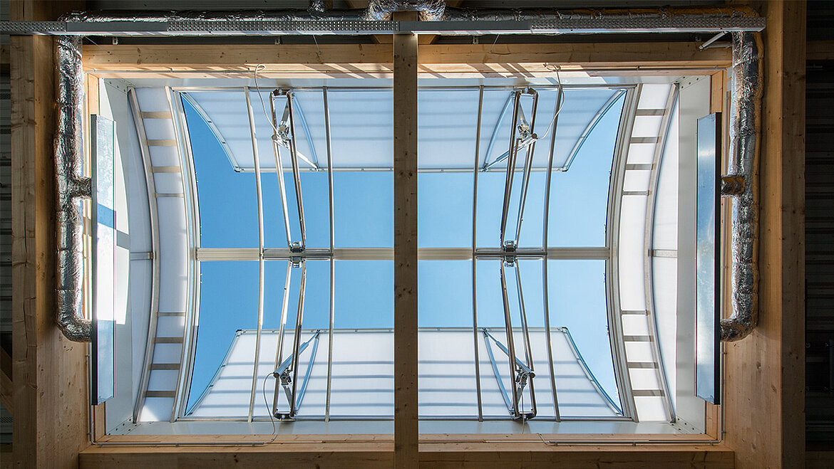 LAMILUX Continuous rooflight B with integrated smoke and ventilation function in industrial hall