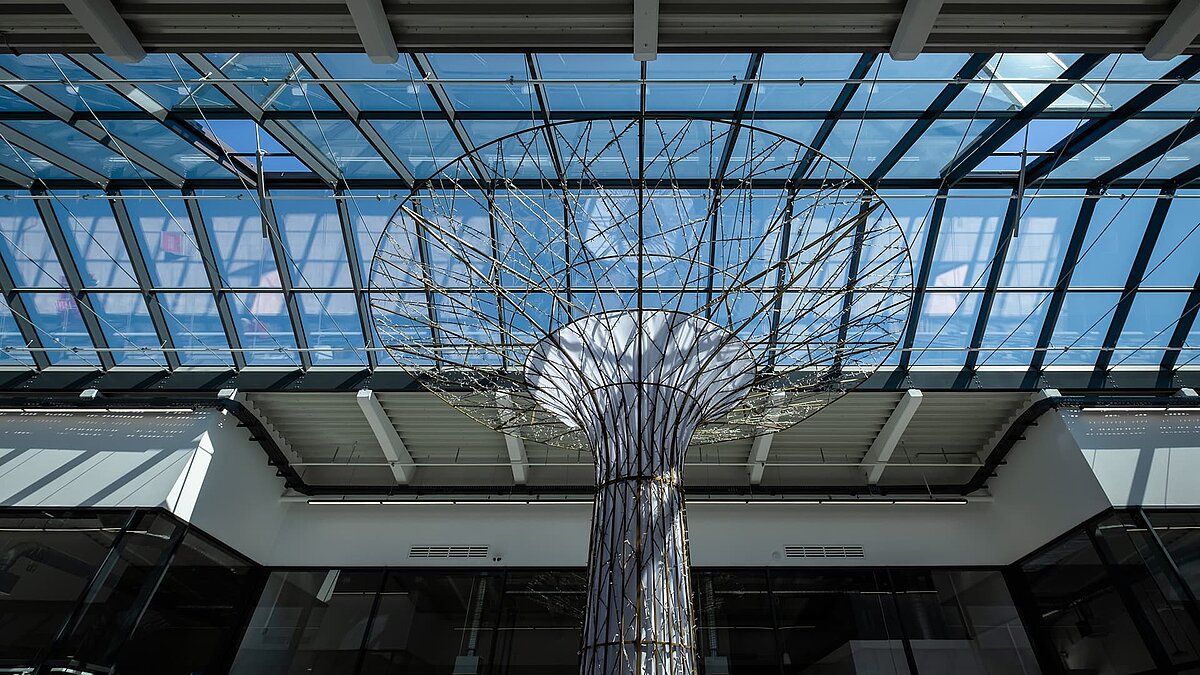 PR60 glass roof at Outlet Center Selb featuring a modern steel structure and a sculptural centerpiece.