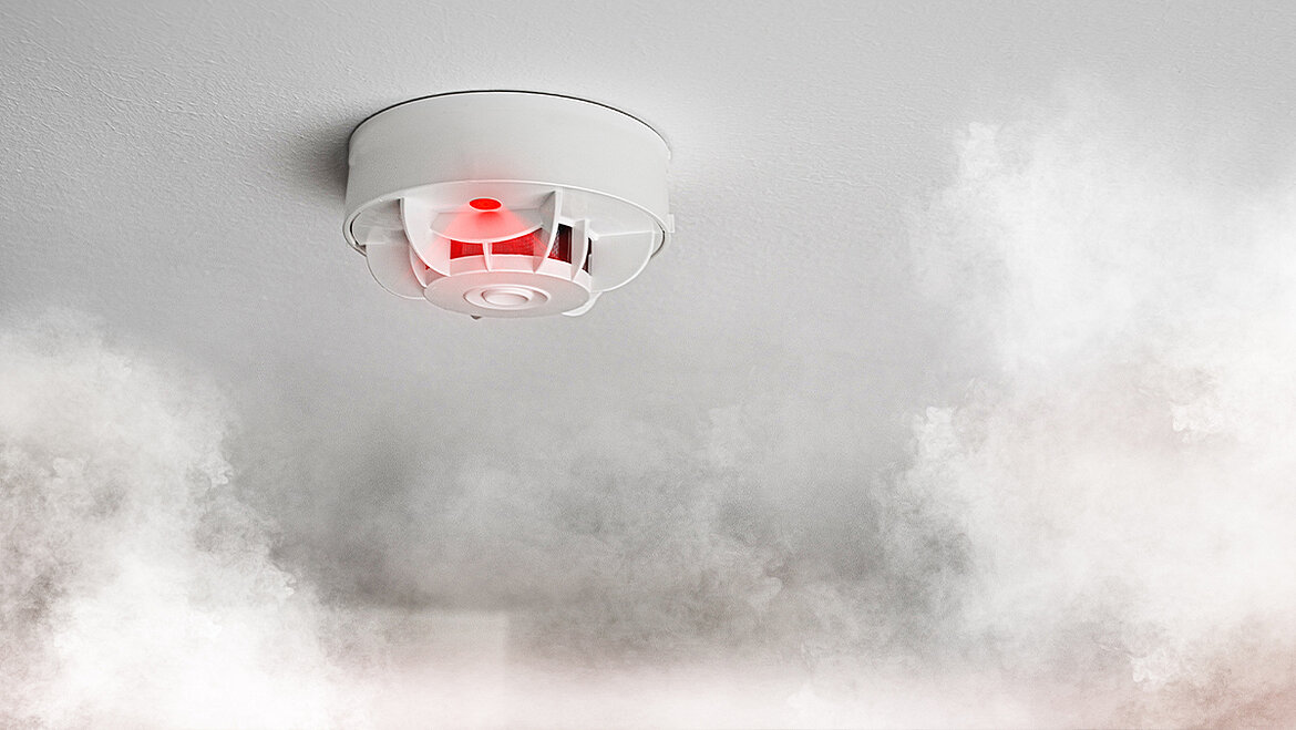Smoke detector flashes due to fire smoke 