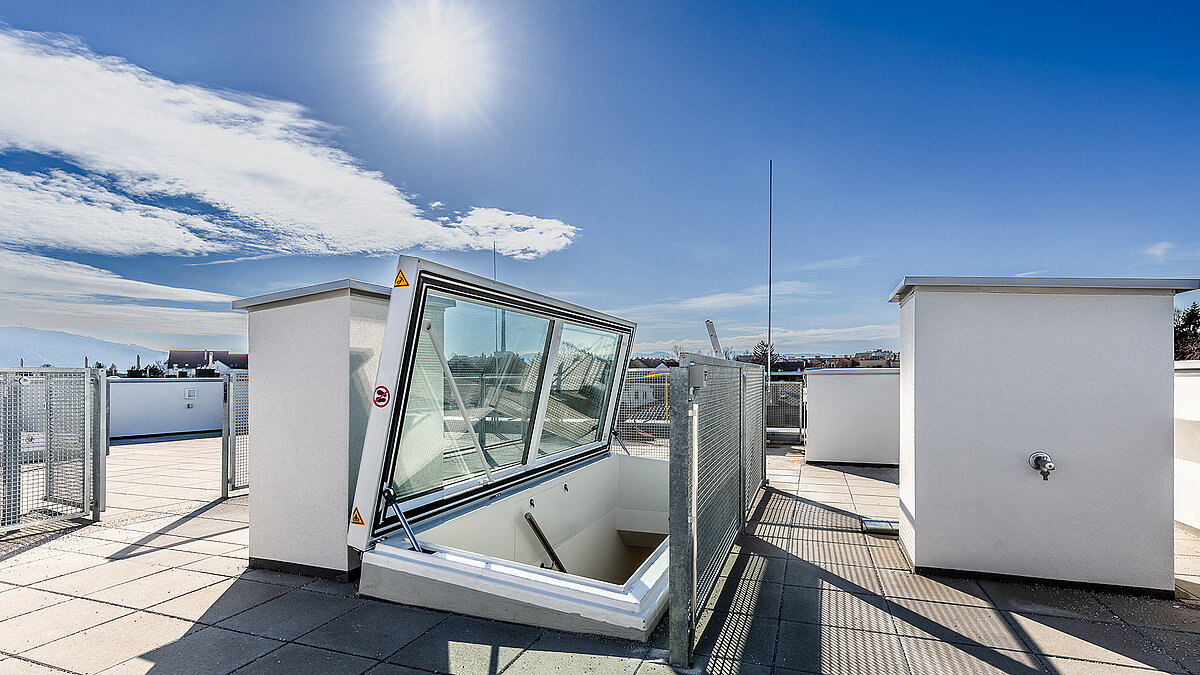 Flat roof exit by LAMILUX at a residential house in Korneuburg under clear skies and sunshine.