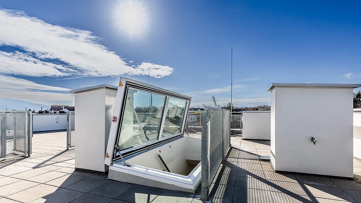 Flat roof exit by LAMILUX at a residential house in Korneuburg under clear skies and sunshine.