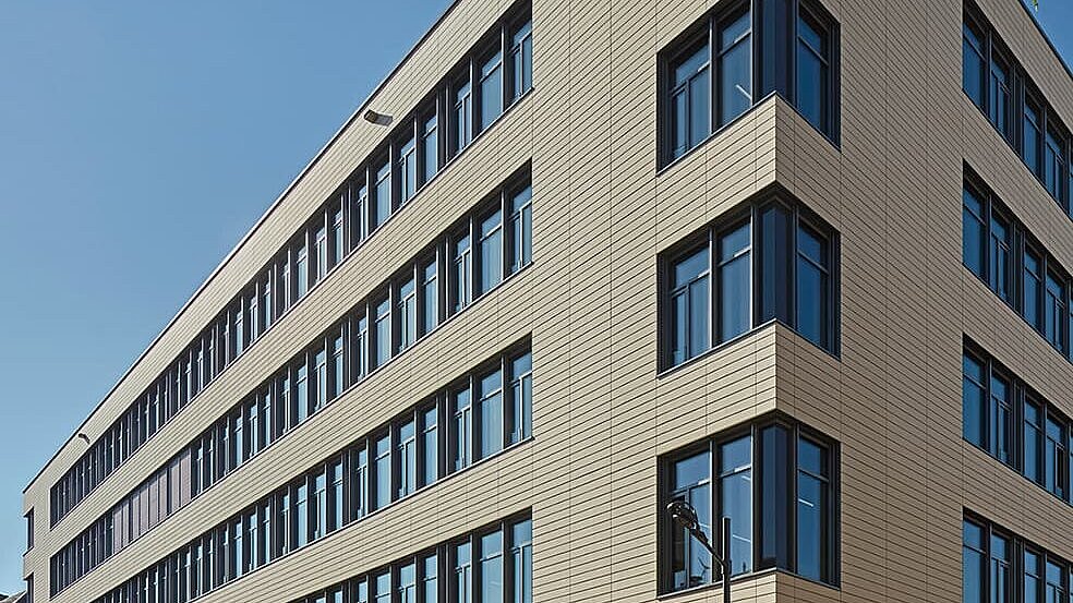Exterior view of the Luxembourg Post building featuring a modern glass roof construction with LAMILUX PR60 Passive House technology.