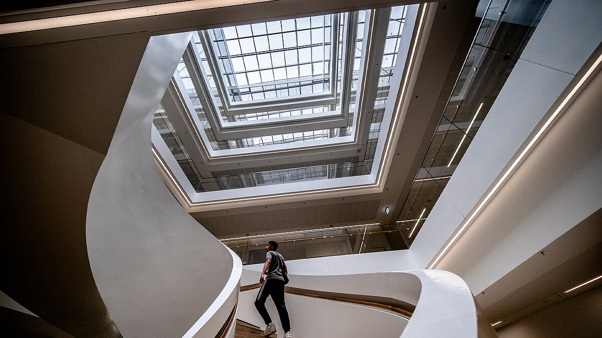 Treppe nach oben mit Blick auf das Glasdach PR60