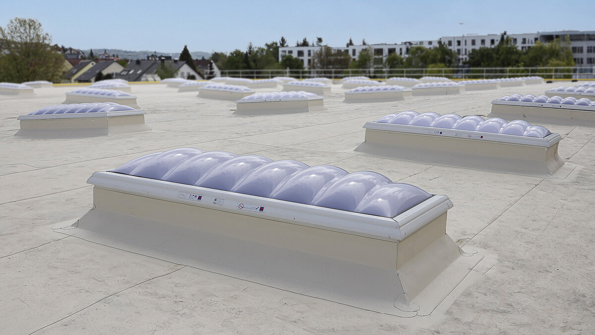Skylights on the roof of the Kärcher production hall in Winnenden for natural daylight illumination.