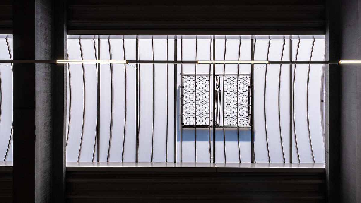  Interior view of the Unglehrt construction company's production hall featuring LAMILUX F100 W skylights and B light bands.