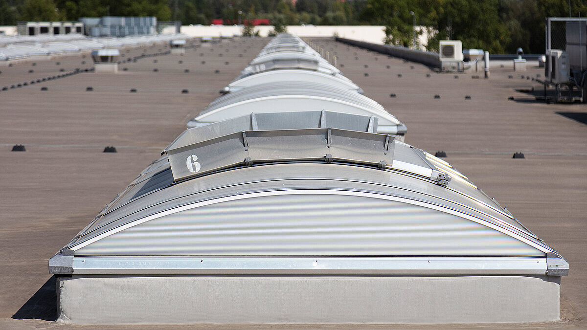 Blick auf eine Reihe von LAMILUX Lichtbändern