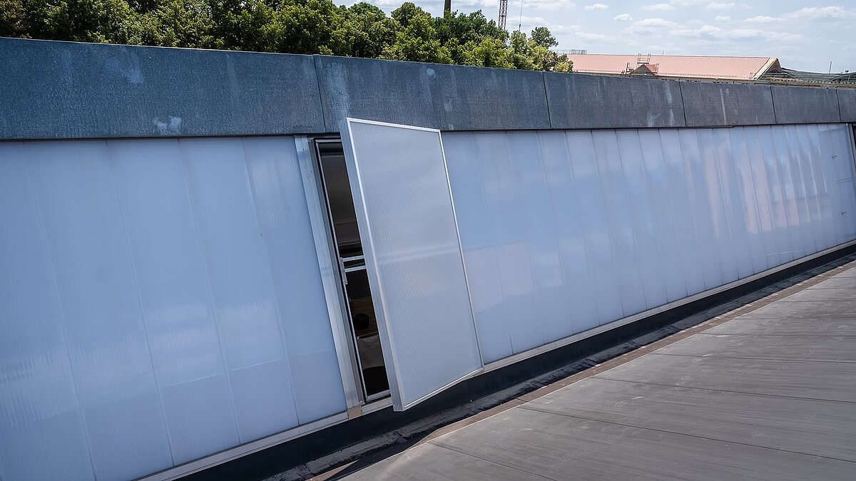Detailed view of the roof of the old post station in Leipzig with modern translucent Façade and Roof (W/R) systems and an open ventilation element.