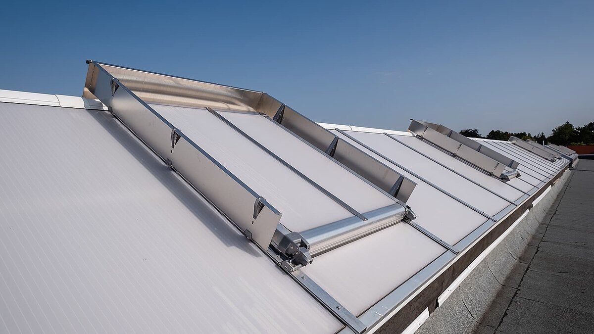 Continuous-row lighting system with LAMILUX smoke lift system on the roof of the Zündmagnet event hall in Wurzen.