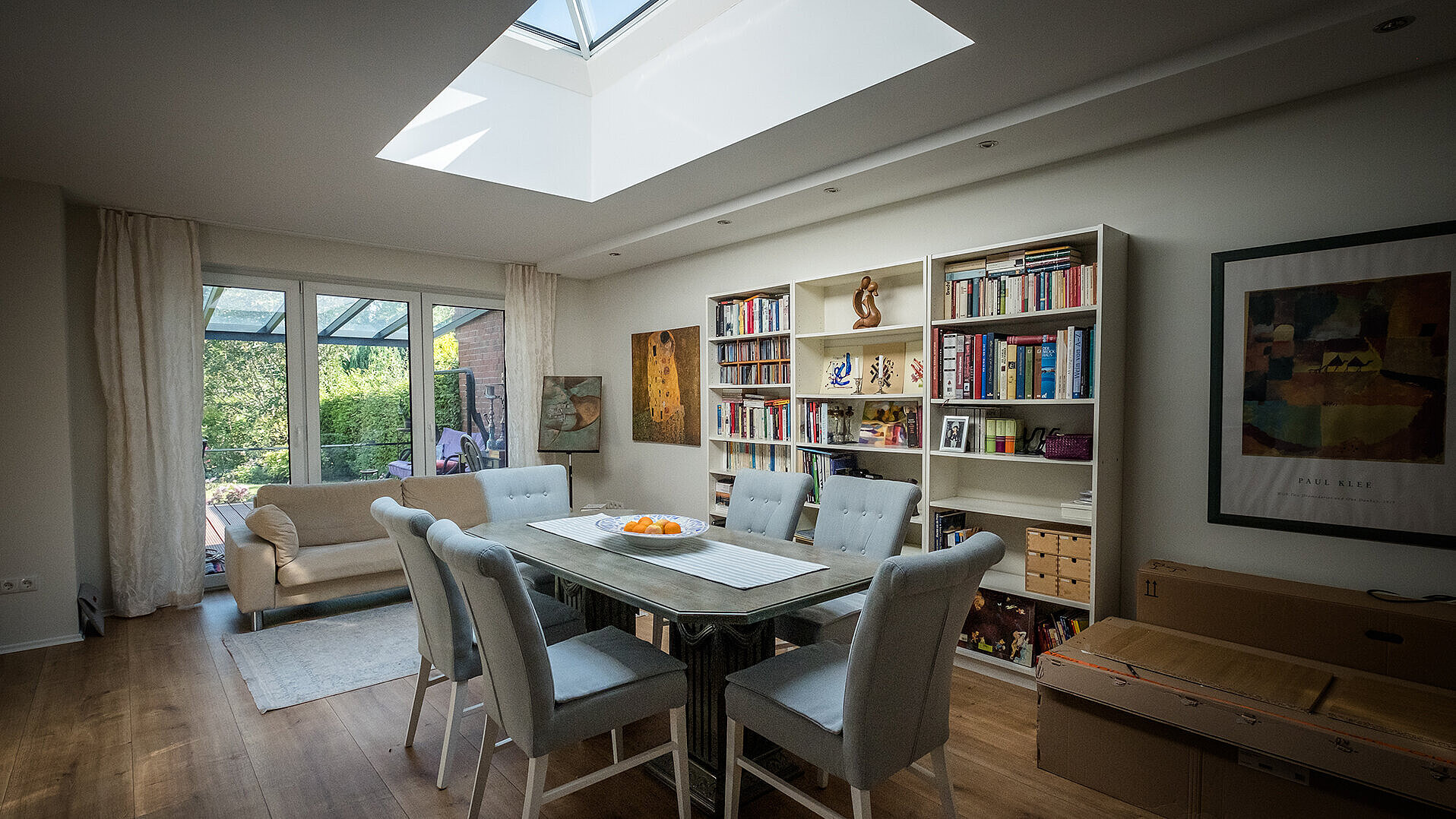 Dining area in a residential house in Hamburg with a LAMILUX FW flat roof window, creating a bright and open atmosphere.