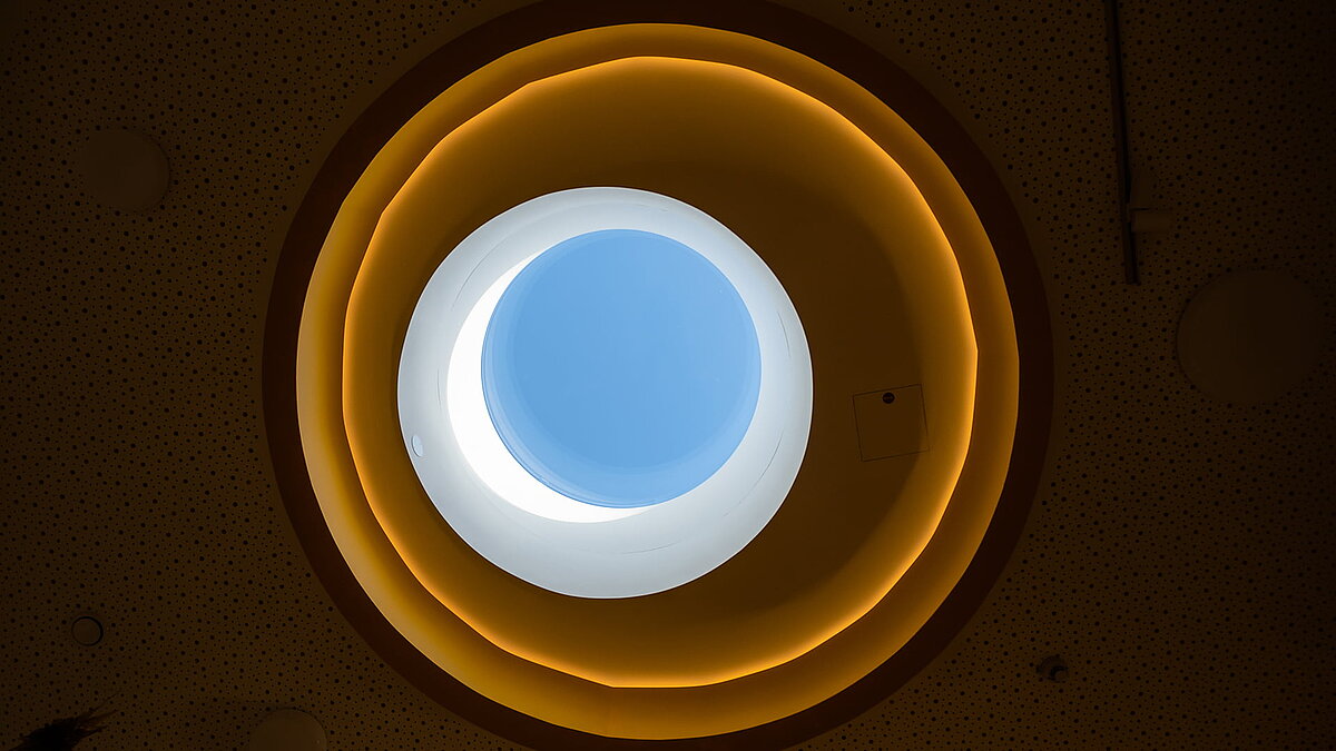 Circular skylight with indirect lighting in the "Glückliche Zukunft" daycare center in Sömmerda.