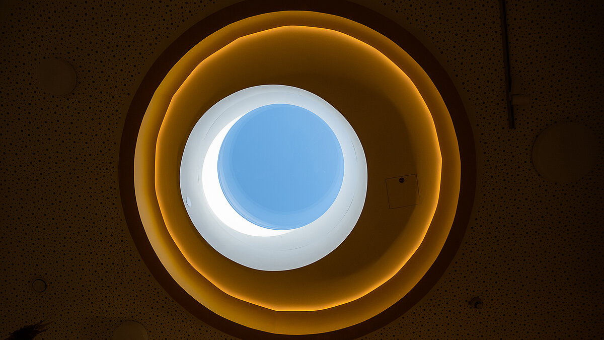 Circular skylight with indirect lighting in the "Glückliche Zukunft" daycare center in Sömmerda.