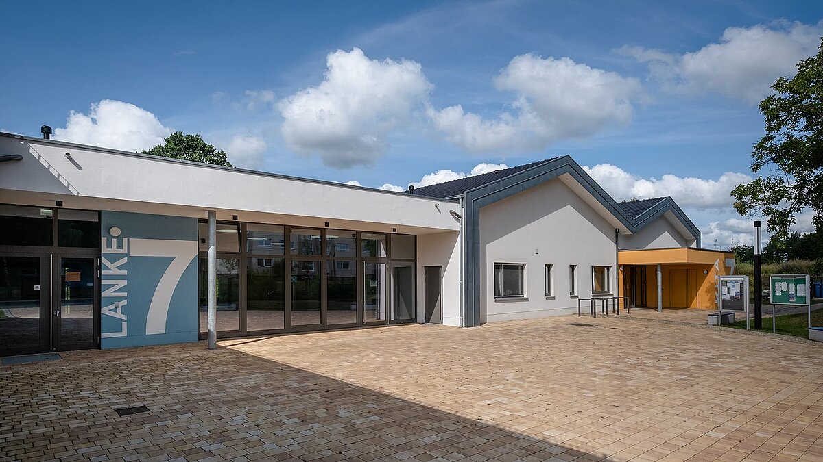 Exterior view of the Sonnenfeld day care centre in Wandlitz with modern architecture and large glass fronts