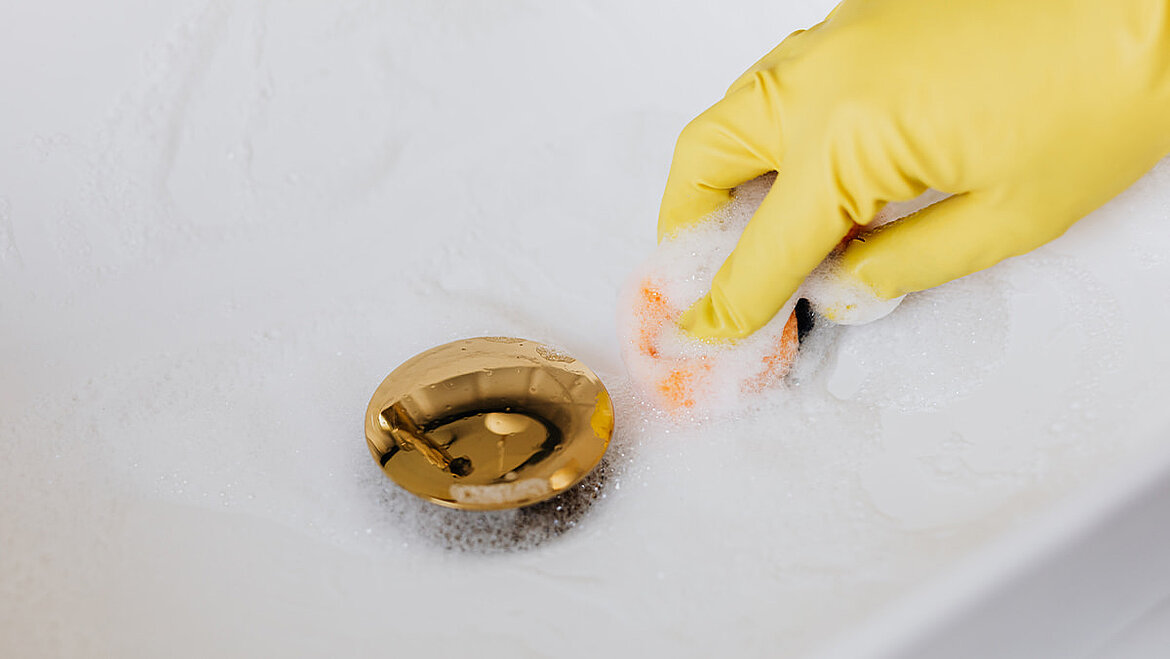 Cleaning a bathtub Bathtub cleaning | insights by LAMILUX