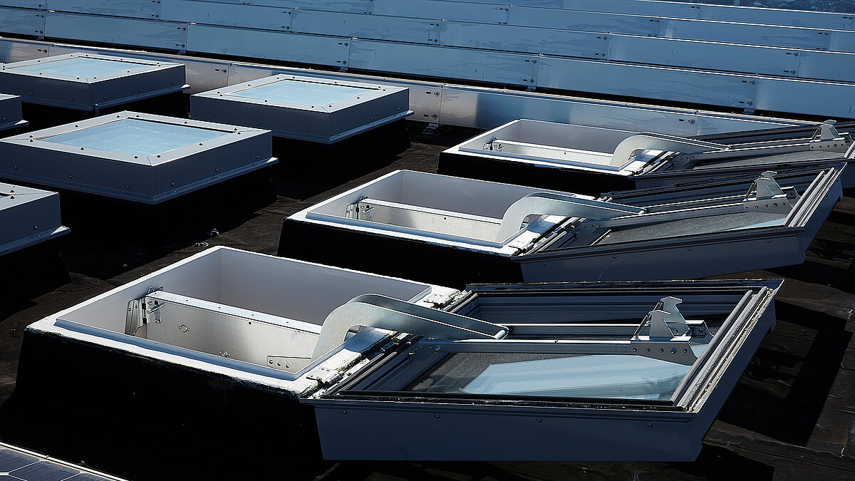 Industrial roof with multiple flat roof windows