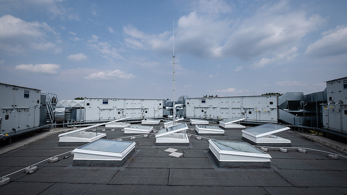 Außenansicht Dach der Grace-Hopper-Gesamtschule