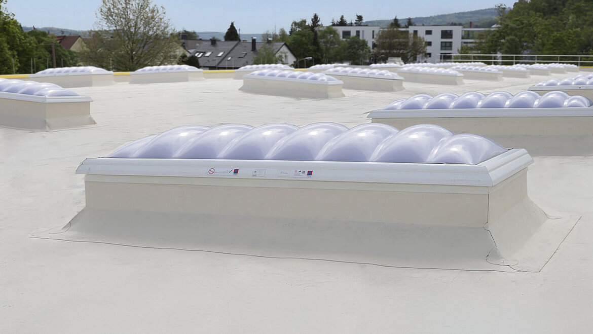 Lichtkuppeln auf einem Flachdach mit Kunststoffbahnen