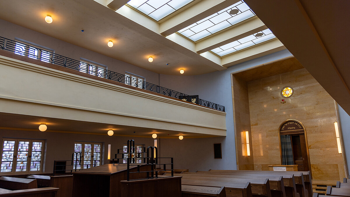 Innenraum der Synagoge Reichenbachstraße mit Empore und LAMILUX Glasdach PR60