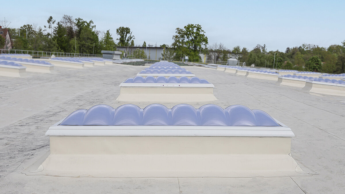 Rows of skylights on the roof of the Kärcher production hall in Winnenden for optimal daylight utilization.