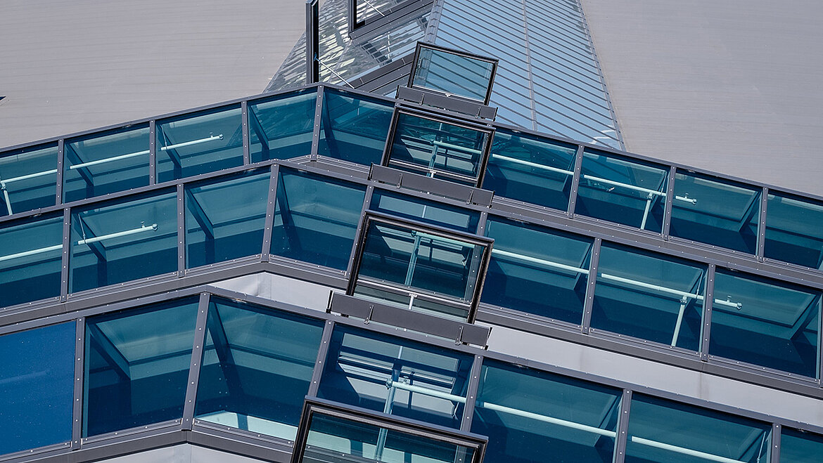 Outlet Center Selb with LAMILUX Glass Roof PR60 and transparent glass façade